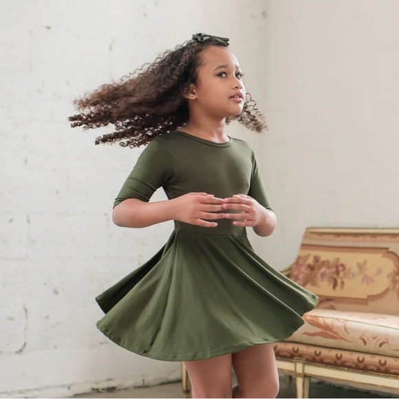 Vivie and Ash Other - Vivie and Ash Olive Green Sleeved Twirl Dress Sz 7